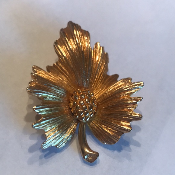 MONET SIGNED VINTAGE BROOCH - Picture 12 of 16